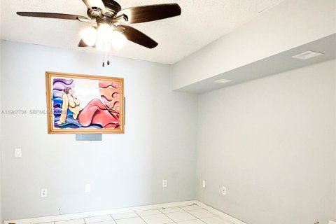 Снять в аренду коммерческую недвижимость в Хайалиа, Флорида 1 спальня, 248.05м2, № 2003868 - фото 3