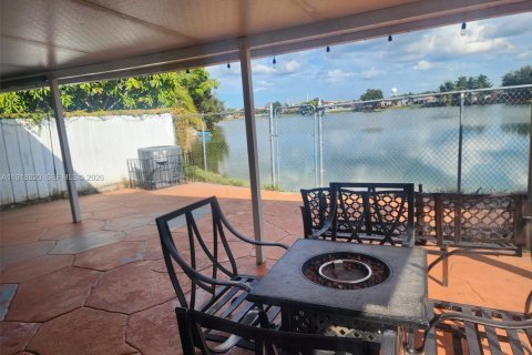 House in Miami, Florida 3 bedrooms, 108.79 sq.m. № 1974490 - photo 18