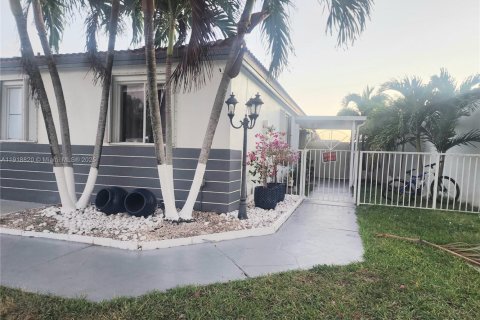 House in Miami, Florida 3 bedrooms, 108.79 sq.m. № 1974490 - photo 2