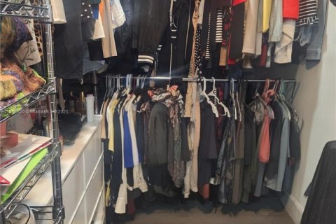 House in Miami, Florida 3 bedrooms, 108.79 sq.m. № 1974490 - photo 11