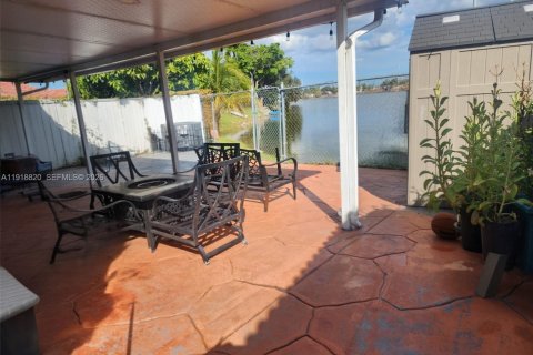 House in Miami, Florida 3 bedrooms, 108.79 sq.m. № 1974490 - photo 21