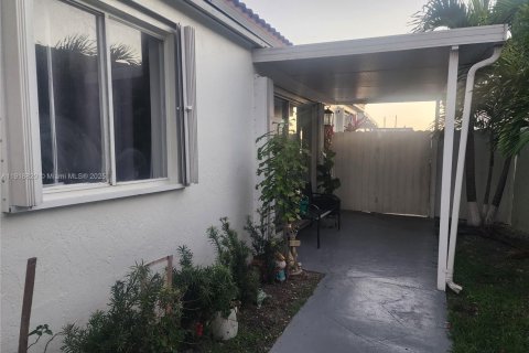 House in Miami, Florida 3 bedrooms, 108.79 sq.m. № 1974490 - photo 3