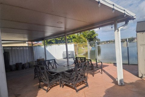 House in Miami, Florida 3 bedrooms, 108.79 sq.m. № 1974490 - photo 24