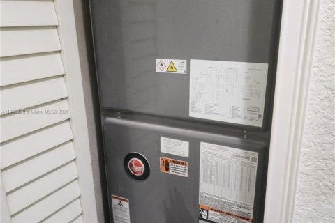 House in Miami, Florida 3 bedrooms, 108.79 sq.m. № 1974490 - photo 17