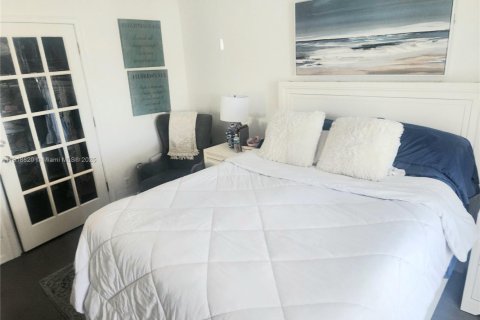 House in Miami, Florida 3 bedrooms, 108.79 sq.m. № 1974490 - photo 8