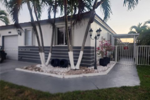 House in Miami, Florida 3 bedrooms, 108.79 sq.m. № 1974490
