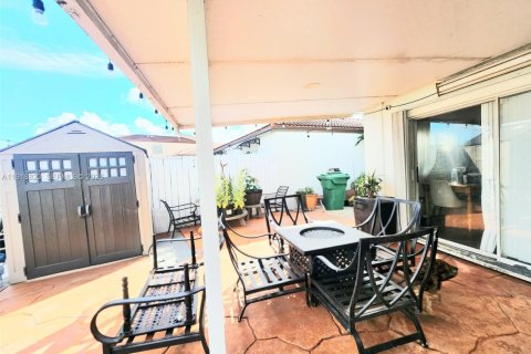 House in Miami, Florida 3 bedrooms, 108.79 sq.m. № 1974490 - photo 23