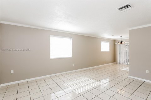 Casa en alquiler en Miami, Florida, 3 dormitorios, 127.46 m2 № 1948763 - foto 2