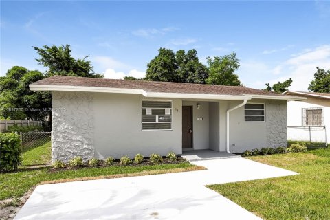 Casa en alquiler en Miami, Florida, 3 dormitorios, 127.46 m2 № 1948763 - foto 1