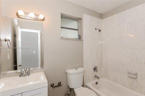 Casa en alquiler en Miami, Florida, 3 dormitorios, 127.46 m2 № 1948763 - foto 14
