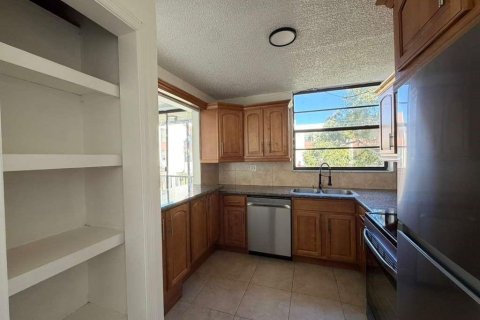 Condo in Lauderhill, Florida, 3 bedrooms № 2087065 - photo 12