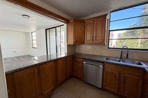 Condo in Lauderhill, Florida, 3 bedrooms № 2087065 - photo 10