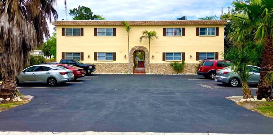 Commercial property in South Pasadena, Florida 820.7 sq.m. № 2409857