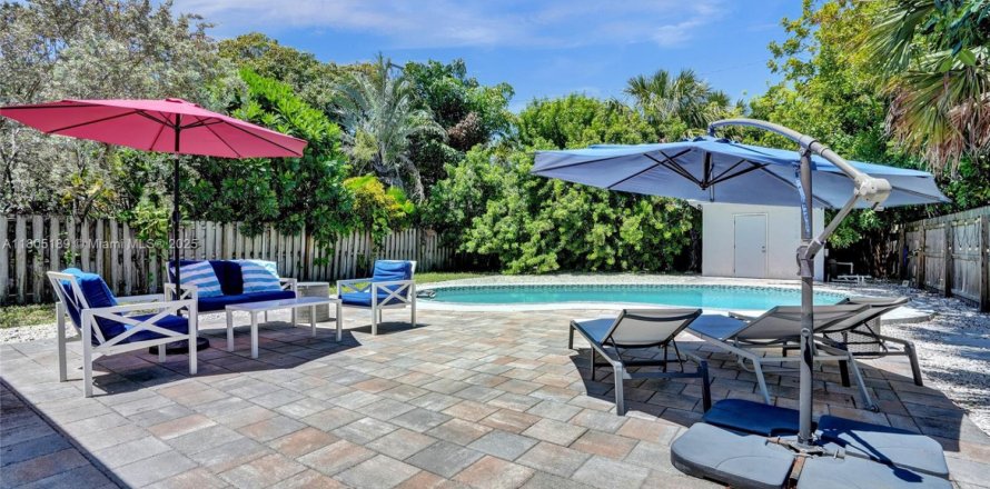 House in Fort Lauderdale, Florida 3 bedrooms, 120.4 sq.m. № 1875391