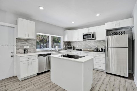 House in Fort Lauderdale, Florida 3 bedrooms, 120.4 sq.m. № 1875391 - photo 3