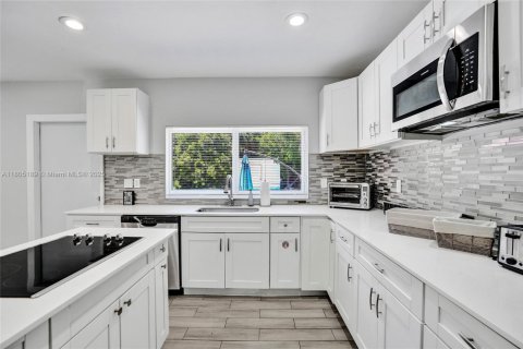 House in Fort Lauderdale, Florida 3 bedrooms, 120.4 sq.m. № 1875391 - photo 14