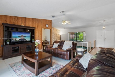 House in Coral Springs, Florida 4 bedrooms, 215.25 sq.m. № 1752076 - photo 7