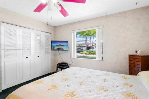 House in Coral Springs, Florida 4 bedrooms, 215.25 sq.m. № 1752076 - photo 23