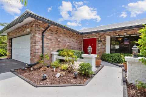 House in Coral Springs, Florida 4 bedrooms, 215.25 sq.m. № 1752076 - photo 1