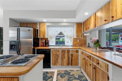 House in Coral Springs, Florida 4 bedrooms, 215.25 sq.m. № 1752076 - photo 14