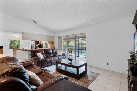 House in Coral Springs, Florida 4 bedrooms, 215.25 sq.m. № 1752076 - photo 8
