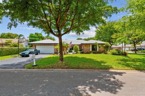 House in Coral Springs, Florida 4 bedrooms, 215.25 sq.m. № 1752076 - photo 2