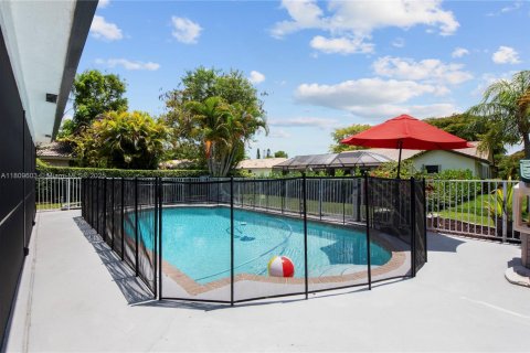 House in Coral Springs, Florida 4 bedrooms, 215.25 sq.m. № 1752076 - photo 29