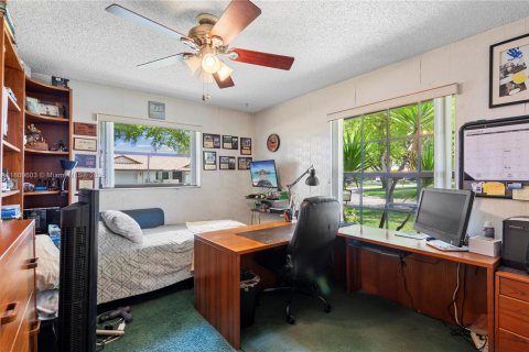 House in Coral Springs, Florida 4 bedrooms, 215.25 sq.m. № 1752076 - photo 24
