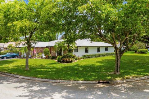House in Coral Springs, Florida 4 bedrooms, 215.25 sq.m. № 1752076 - photo 4