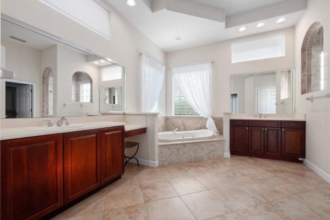 House in Davenport, Florida 4 bedrooms, 400.13 sq.m. № 1918964 - photo 18