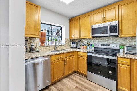 Condo in Deerfield Beach, Florida, 2 bedrooms  № 1887508 - photo 10