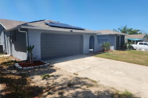 House in Port Richey, Florida 3 bedrooms, 140.1 sq.m. № 1628855 - photo 1