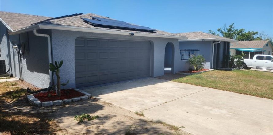 House in Port Richey, Florida 3 bedrooms, 140.1 sq.m. № 1628855