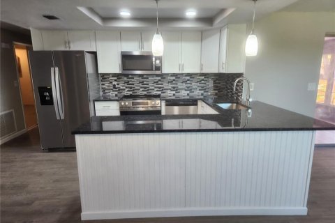House in Port Richey, Florida 3 bedrooms, 140.1 sq.m. № 1628855 - photo 8