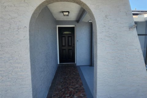 House in Port Richey, Florida 3 bedrooms, 140.1 sq.m. № 1628855 - photo 2
