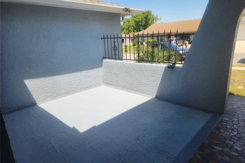 House in Port Richey, Florida 3 bedrooms, 140.1 sq.m. № 1628855 - photo 4