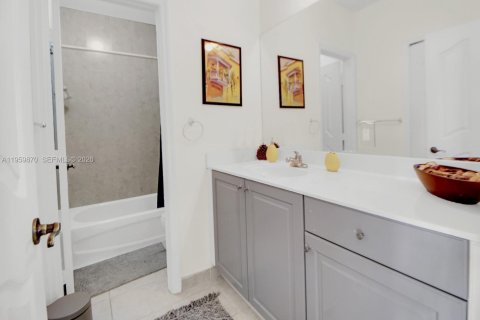 Touwnhouse à vendre à Doral, Floride: 3 chambres, 208.57 m2 № 2022049 - photo 27