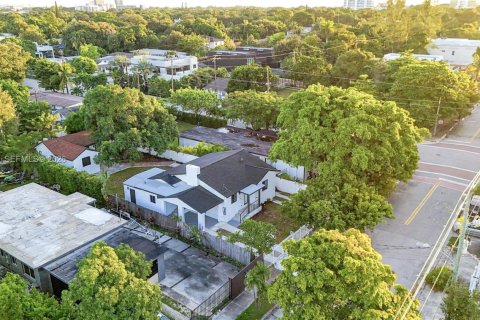 Commercial property in Miami, Florida 184.69 sq.m. № 2430113 - photo 9