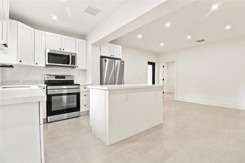 Commercial property in Miami, Florida 184.69 sq.m. № 2430113 - photo 14