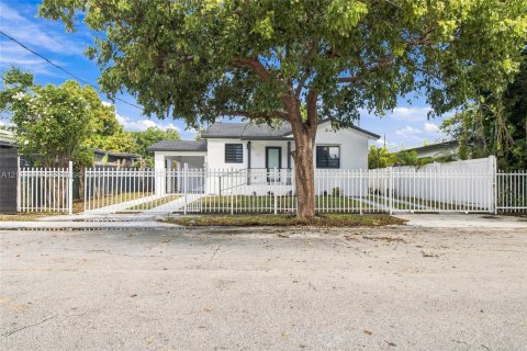 Commercial property in Miami, Florida 184.69 sq.m. № 2430113 - photo 10