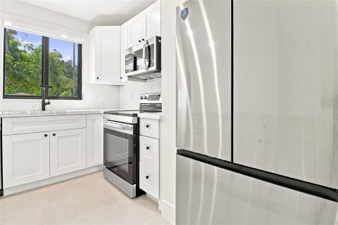 Commercial property in Miami, Florida 184.69 sq.m. № 2430113 - photo 19