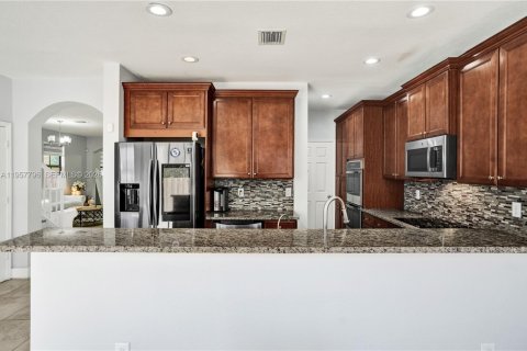 House in Doral, Florida 5 bedrooms, 277.96 sq.m. № 2018032 - photo 12