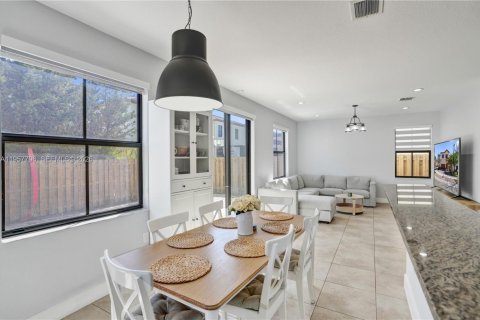 House in Doral, Florida 5 bedrooms, 277.96 sq.m. № 2018032 - photo 17