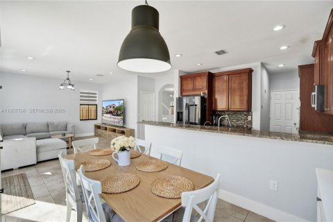 House in Doral, Florida 5 bedrooms, 277.96 sq.m. № 2018032 - photo 16