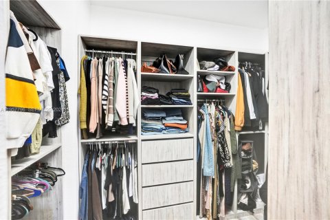 House in Doral, Florida 5 bedrooms, 277.96 sq.m. № 2018032 - photo 24