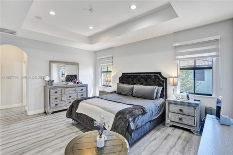 House in Doral, Florida 5 bedrooms, 277.96 sq.m. № 2018032 - photo 22