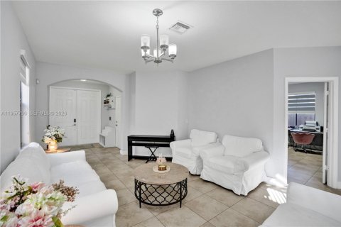 House in Doral, Florida 5 bedrooms, 277.96 sq.m. № 2018032 - photo 7