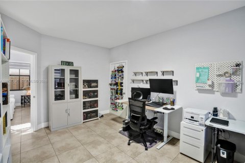 House in Doral, Florida 5 bedrooms, 277.96 sq.m. № 2018032 - photo 11