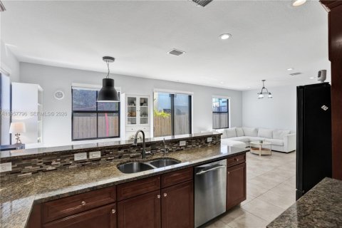 House in Doral, Florida 5 bedrooms, 277.96 sq.m. № 2018032 - photo 18