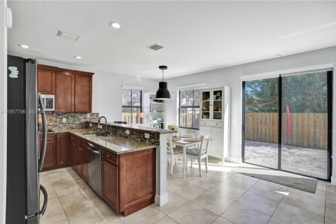 House in Doral, Florida 5 bedrooms, 277.96 sq.m. № 2018032 - photo 14